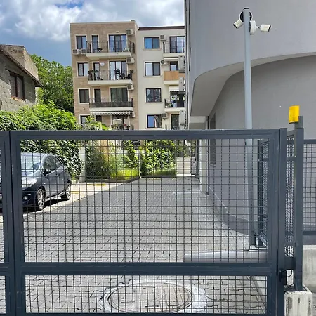 Freddo - Coral Complex With Parking & Pool